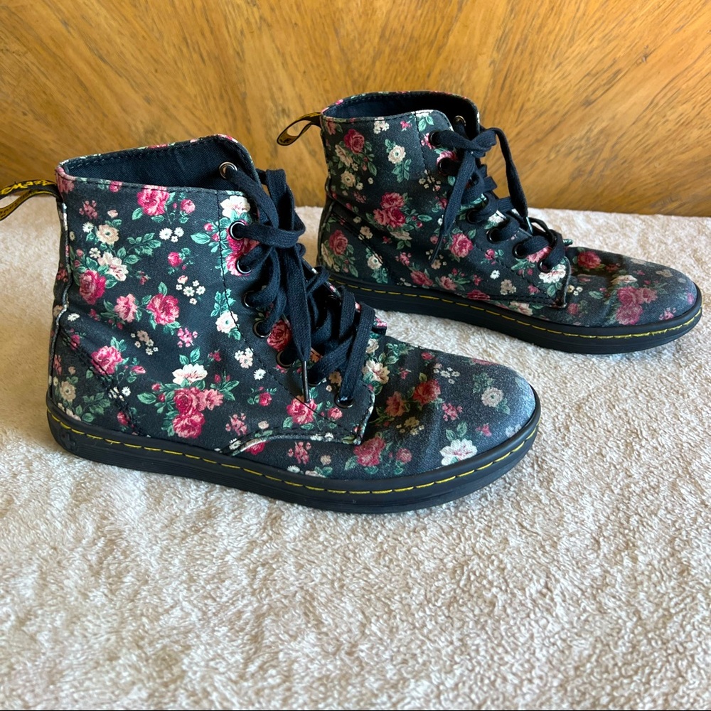Dr. Martens Hackney Boots Sz 7 US Floral Black Pink Roses Canvas